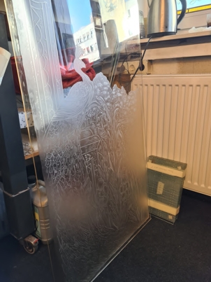 Abziehen der Folie nach dem Ätzen.